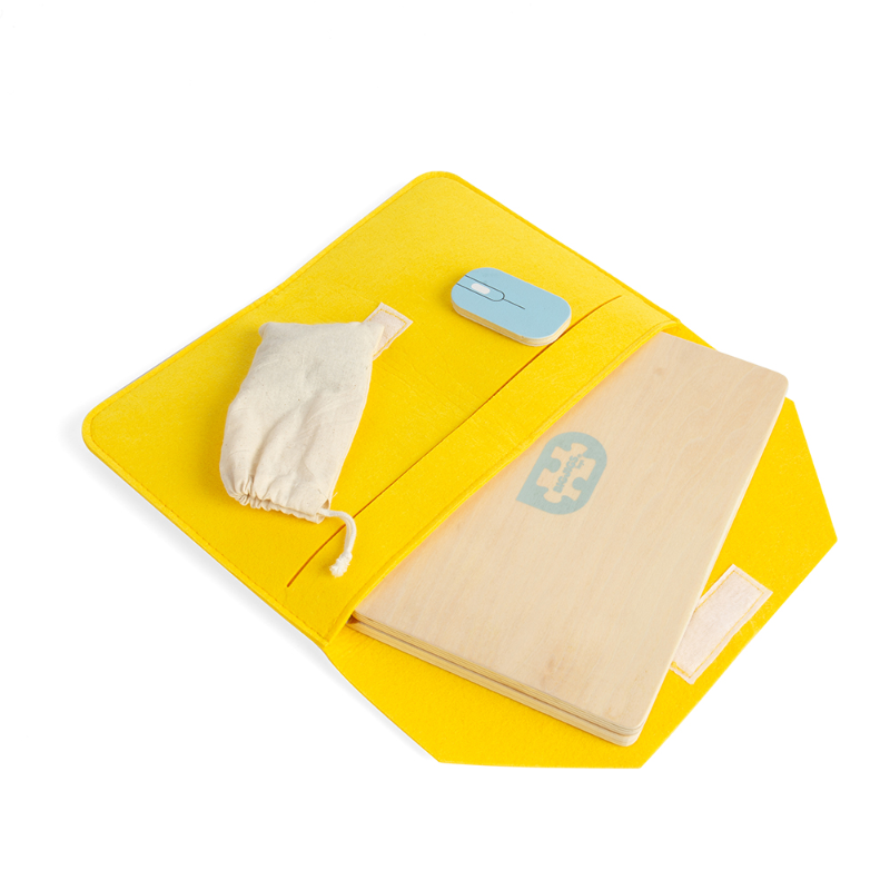 Computador portátil em madeira